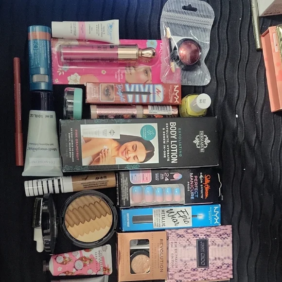 20 Pc LOT. NYX Makeup Collection . - Picture 1 of 6